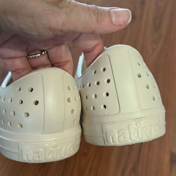 New Native shoes bone color beige slip on shoes women's nine mens seven - Picture 5 of 7